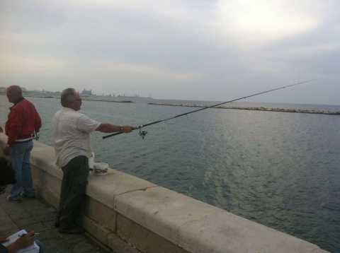 Lungomare: una giornata con i pescatori amatoriali, tra un ''mo' ven'' e un ''tir tir'' 
